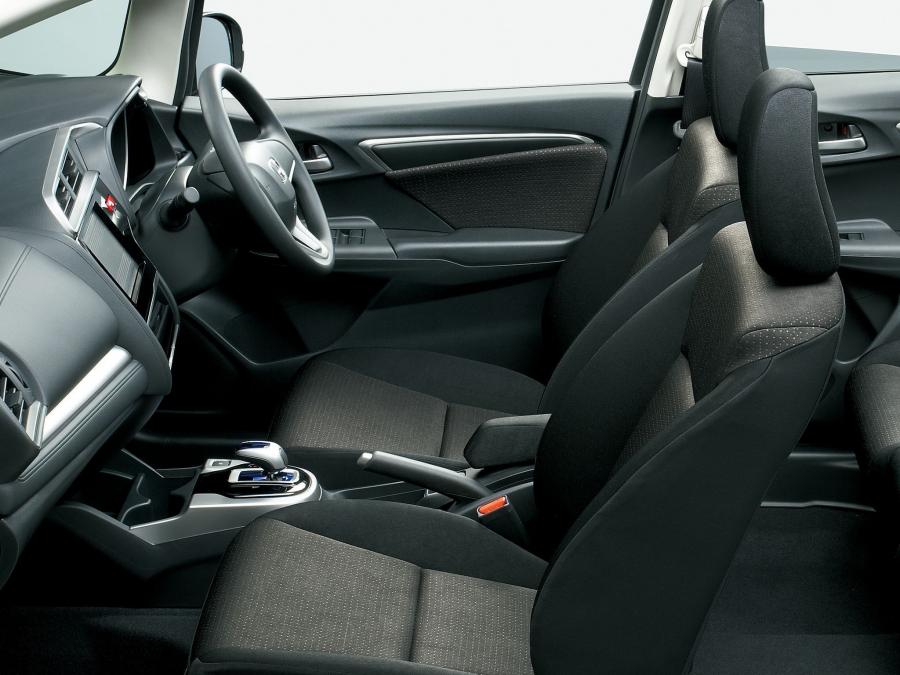  Honda Fit Hybrid 2013 года  (фото 2 из 11)